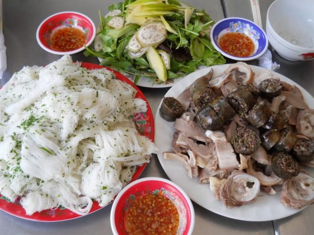 Bánh hỏi cháo lòng: Đây là một trong những món ăn Quy Nhơn rất quen thuộc của người dân vào bữa sáng. Bánh hỏi gần như là bún nhưng thay vì bún sợi to chúng ta vẫn thấy thì sợi bún rất rất nhỏ. Bánh hỏi ăn ngon hơn khi được thoa thêm một lớp dầu ở trên để tăng thêm vị béo và không thể thiếu lá hẹ đã xắt nhỏ tạo màu sắc cho món ăn.