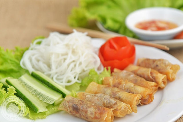 Chả ram tôm đất: Với nguyên liệu chính đơn giản bao gồm tôm đất, thịt ba chỉ, bánh tráng,… nhưng món chả ram khiến bạn ăn mãi không ngán vì miếng chả nhỏ nhỏ xinh xinh bằng ngón tay, được chiên giòn rụm, nóng hổi.