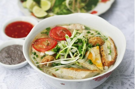 Nước dùng được nấu từ xương cá, đầu cá nên có vị ngọt dễ chịu. chả cá được làm từ cá tươi, hơn nữa bún chả cá còn ăn kèm với tương ớt được chế biến đặc trưng chỉ có ở Bình Định.