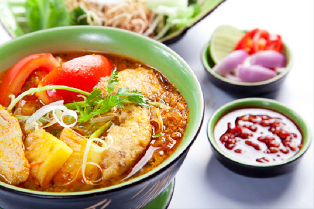 Bún chả cá Quy Nhơn. Bún chả cá là một trong những món ăn phổ biến dọc dải đất miền Trung, nhưng ở Quy Nhơn bạn sẽ được thưởng thức với hương vị hoàn toàn khác biệt, bởi vì được chế biến kỹ lưỡng bằng bí quyết gia truyền.