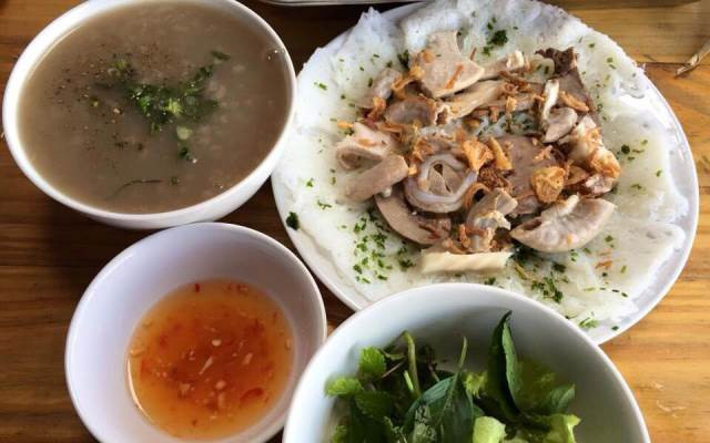 Gọi là bánh hỏi cháo lòng bởi nhẽ khi vào quán bánh hỏi bất kỳ nào ở đây, bạn sẽ được thưởng thức hai món đi kèm là cháo và lòng heo. Ăn kèm bánh hỏi với thịt heo luộc hoặc lòng heo giúp món ăn trở nên ngọt thơm, chấm miếng bánh hỏi vào nước mắm chua cay đậm đà rồi húp một chút cháo lòng nóng, nghe thôi đã thấy hấp dẫn.