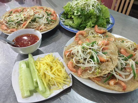 Bánh xèo tôm nhảy. Ghé Quy Nhơn, nhất định bạn phải thử bánh xèo tôm nhảy. Nói đến đặc sản Quy Nhơn không thể không nhắc đến món bánh xèo. Bánh xèo ở đây có nhân khá đa dạng từ tôm, mực đến bò tùy vào sở thích ăn uống của thực khách.
