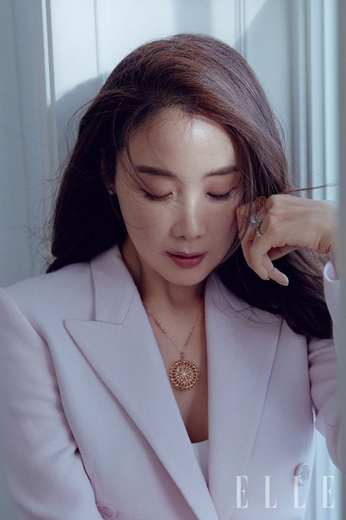 Mỹ nhân Bản tình ca mùa đông rất chú trọng việc dưỡng ẩm da hàng ngày. Sau khi làm sạch măt kỹ càng, Ji Woo có thói quen thêm giấm táo vào nước và vỗ nhẹ lên da để cân bằng độ pH.