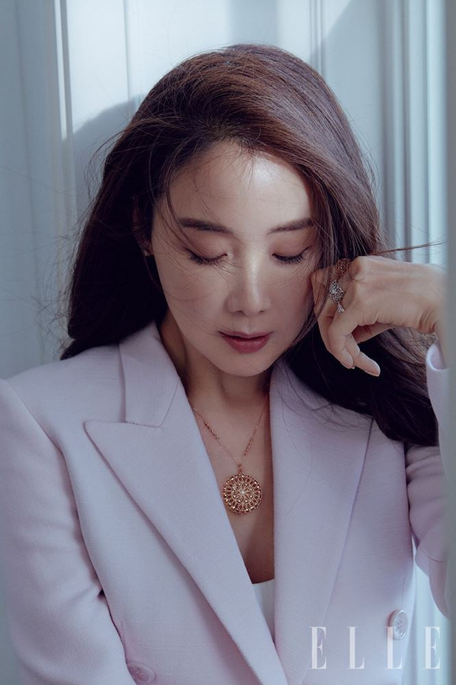 Bên cạnh việc chăm sóc da, Choi Ji Woo còn hướng tới gu thời trang trẻ trung và nữ tính.