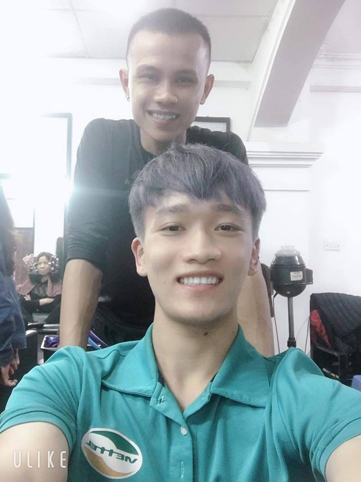 Ngoài việc rèn luyện trên sân cỏ, nam cầu thủ gốc Hải Dương còn rất chăm chỉ tút tát cho mái tóc.