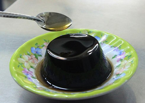 Quy phục linh còn gọi là cao quy linh là một món ăn độc đáo của người Hoa. Người ta chia làm hai phần là thổ phục linh, bột mai rùa ba vạch, cam thảo và các loại thảo dược khác như trần bì, khổ qua khô… Khi ăn nên hòa phục linh với chút mật ong, bạn sẽ cảm nhận được vị thanh mát đậm đà.