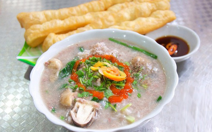 Cháo tiều đến Sài Gòn khi người Triều Châu di cư vào nước ta. Món ăn gồm có cháo trắng, phổi, tim gan, cật, nấm, mực tươi và hành.