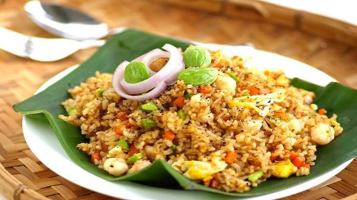 Cơm chiên Dương Châu là món ăn lâu đời của Trung Quốc. Nguyên liệu để làm món ăn này thường có cơm tẻ, lạp xưởng, chả lụa, trứng và một số loại rau củ khác, tùy theo khẩu vị.