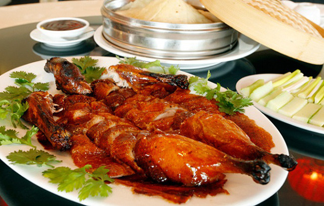 Vịt quay Bắc Kinh là món đặc sản không còn xa lạ, bắt nguồn từ Bắc Kinh, Trung Quốc. Đặc trưng của món ăn này là da vịt mỏng, giòn, vàng ươm, vịt đậm đà.