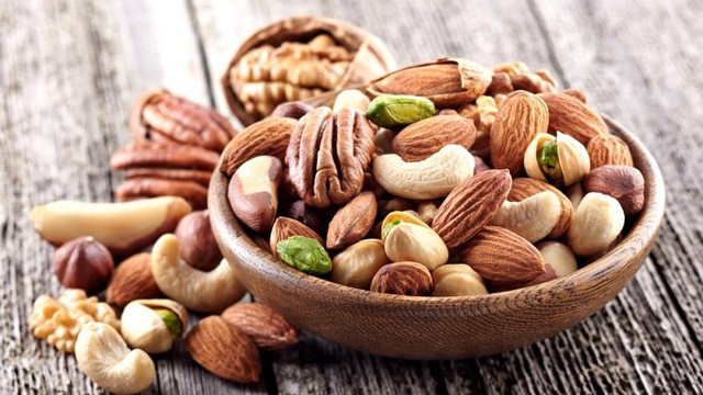 Thực phẩm chứa chất béo không bão hòa như quả óc chó, hạnh nhân và các loại hạt khác chứa axit béo Omega-3 giúp tăng cường sức khỏe tim, chức năng não và sức khỏe thể chất tổng thể. Những loại hạt này chứa axit béo omega-3 giúp cải thiện gan và ngăn ngừa bệnh gan nhiễm mỡ.