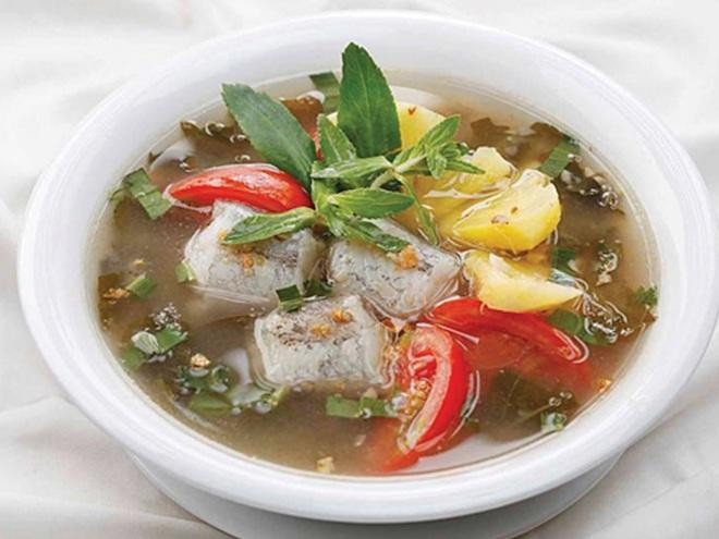 Cá biển nấu mẳn: Nấu mẳn là một cách chế biến khá thú vị của người miền Tây, là một món ăn lai giữa món canh và món kho. Cách chế biến đơn giản hơn khi cá không phải đánh vảy, chỉ cần rửa sạch, tẩm ướp gia vị muối ớt, hành, chanh giấm, sau đó nấu lên. Món ăn này còn thành công nhờ các loại rau ăn kèm như chuối non, bắp chuối, giá sống, húng, quế, dứa, cà chua...Ảnh: Internet.