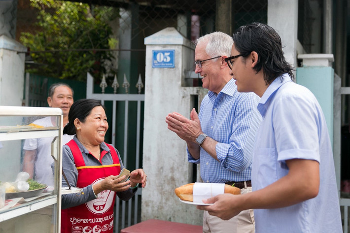 Trong dịp tham dự APEC tại Đà Nẵng vào tháng 11/2017, Thủ tướng Australia Malcolm Turnbull đã ghé ven đường để thưởng thức món bánh mì kẹp bình dân. Ảnh: Zing.