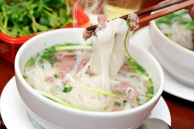 Thành phần chính của phở là bánh phở và nước dùng (hay nước lèo theo cách gọi miền Nam) cùng với thịt bò hoặc gà cắt lát mỏng. Ngoài ra còn kèm theo các gia vị như: tương, tiêu, chanh, nước mắm, ớt,… Những gia vị này được thêm vào tùy theo khẩu vị của từng người dùng. Ảnh: Wanderlust Tips.