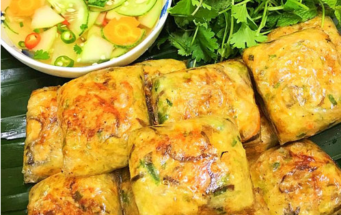 Nem cua bể không kén người ăn dù là người miền Trung hay miền Nam. Ngay cả nhiều người nước ngoài từng thưởng thức món ăn này cũng bị chinh phục bởi hương vị đặc biệt của nó. Món nem cua bể thường được ăn kèm với bún, nước chấm (mắm dấm) và rau ghém. Ảnh: Internet.