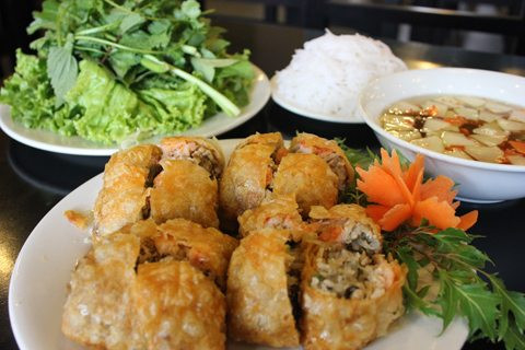 Nước chấm cũng góp phần tăng thêm giá trị của món nem. Thành phần chủ đạo nước chấm nem vẫn là nước mắm nhưng phải là loại thật ngon để pha chế cùng nước đun sôi để nguội cùng dấm, tỏi, ớt, chanh tươi, đường, hạt tiêu và có thể thêm đu đủ xanh thái lát nhỏ. Ảnh: Internet.