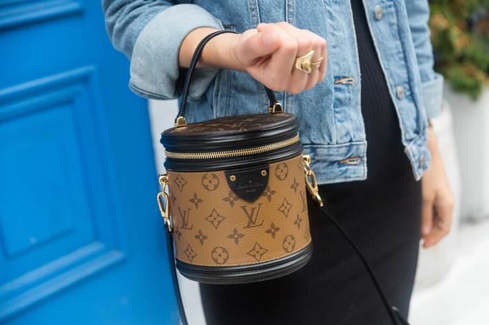 Tùy vào chất liệu da và họa tiết monogram mà mẫu túi này có giá từ 3.000 USD trở lên (khoảng 70 triệu đồng).