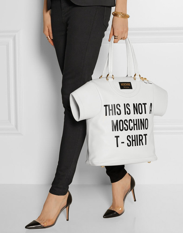 Chiếc túi xách hình dáng áo T-shirt gây chú ý của hãng Moschino.