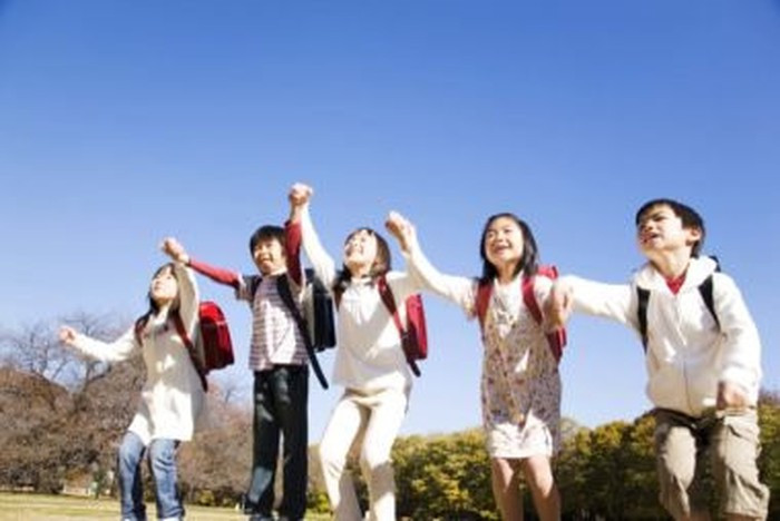 Một bí quyết để trẻ con ở Nhật khỏe mạnh là chúng thường hoạt động thể chất vừa phải hàng ngày. Các nhà nghiên cứu phát hiện ra rằng, Nhật Bản có tỷ lệ trẻ em đi bộ hoặc đi xe đạp rất cao.