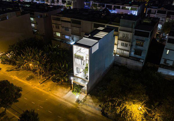 Diện tích xây dựng không lớn nhưng gia chủ vẫn quyết định dành khoảng gần 25m2 cho giếng trời, hành lang và khu vực thông tầng.