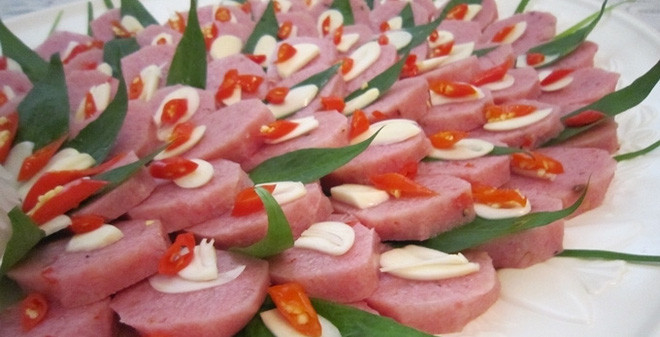 Ngoài ra, nem chua chỉ là món thịt tái, không được đun nấu kỹ càng nên người ăn rất dễ nhiễm sán lợn khi ăn phải nem được làm từ thịt lợn gạo chứa ấu trùng sán.