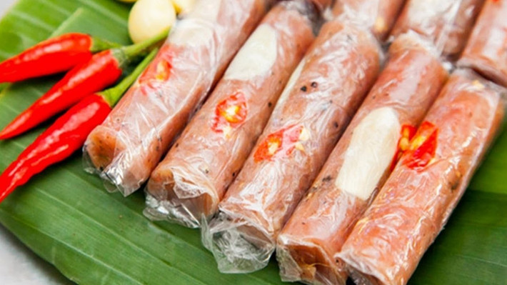 Nem chua sống được làm từ da lợn, thịt lợn, đường, gia vị... rồi cho lên men lactic. Trong quá trình chế biến và bảo quản, nếu không bảo đảm được vô trùng, món này rất dễ bị nhiễm bẩn, nhiễm khuẩn do nhiều dụng cụ, nơi sản xuất, người chế biến... Thính và thịt nếu để quá hạn và gặp môi trường ẩm cũng rất dễ tạo ra nấm mốc và vi khuẩn độc hại.