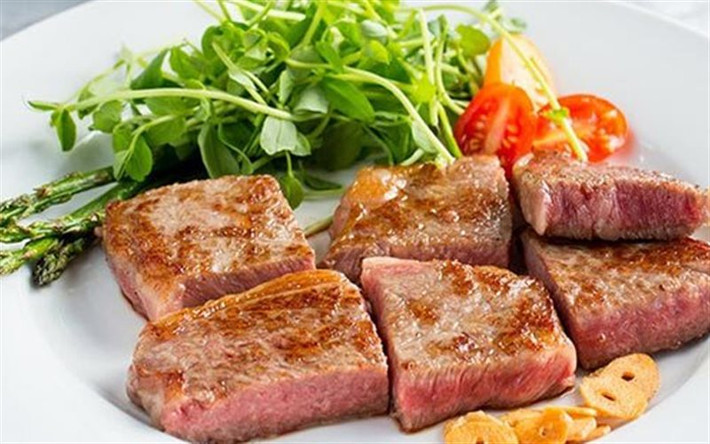 Thịt bò tái, bò bít tết: Nhiều người cho rằng, thịt bò có thể ăn tái và nó sẽ có hương vị ngon hơn do không bị dai hay mất đi vị ngọt nguyên bản của thịt. Tuy nhiên, ăn thịt bò chín tái cũng là một trong những cách nhanh nhất để đưa ký sinh trùng vào cơ thể.