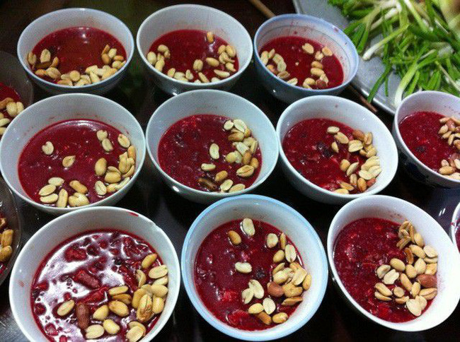 Tiết canh: Ăn tiết canh lợn cũng là một trong những món ăn dễ gây nhiễm giun sán. Món ăn này được chế biến từ máu và các loại nội tạng của động vật mà không qua xử lý nhiệt nên gây ra nguy cơ mắc bệnh về tiêu hoá, giun sán hay viêm não.
