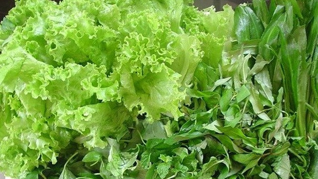 Rau sống: Các loại rau sống như xà lách, mùi, húng, tía tô,... tiềm ẩn nguy cơ nhiễm giun sán rất cao. Rau sẽ trở thành đường lây nhiễm bệnh nếu được tưới nước bẩn hay tiếp xúc với chất thải của người, động vật có chứa ấu trùng sán.