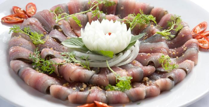 Gỏi hải sản: Tương tự như thịt bò tái, hải sản cũng là món ăn thường được ăn sống hoặc tái để giữ nguyên hương vị. Có thể kể tới rất nhiều món ăn điển hình như sushi, sashimi hay gỏi cá hồi,...