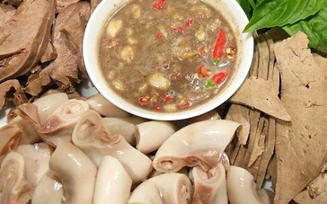 Lòng lợn: Bộ đôi tiết canh – lòng lợn sẽ cùng nhau song hành trong danh sách các món ăn có nguy cơ nhiễm giun sán cao. Nguyên nhân là do ấu trùng giun sán khi xâm nhập vào con lợn sẽ trú ngụ tại bộ phận này nên nếu không chế biến cẩn thận sẽ dễ nhiễm bệnh vào cơ thể người.