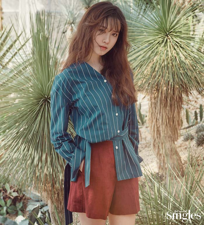 Set áo sơ mi kẻ kết hợp với quần short ống rộng giúp Goo Hye Sun trông thực sự trẻ trung, cá tính.