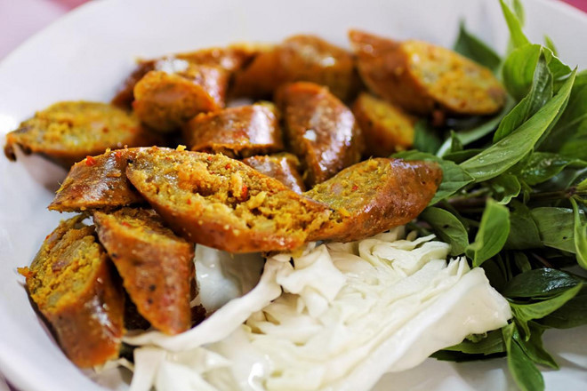 Sai Oua giống như xúc xích được làm từ thịt heo xay, ớt khô, tỏi, hành khô và các loại thảo mộc, ớt cay. Khi được nướng trên vỉ, trông nó trông rất giống với kiểu xúc xích đông bắc nhưng vị lại khác nhau vì Sai Oua có nhiều thịt hơn và mùi vị phong phú hơn với các hương liệu thảo dược đi kèm và một số gia vị khác như chanh, rau mùi, hẹ, hạt tiêu, riềng…