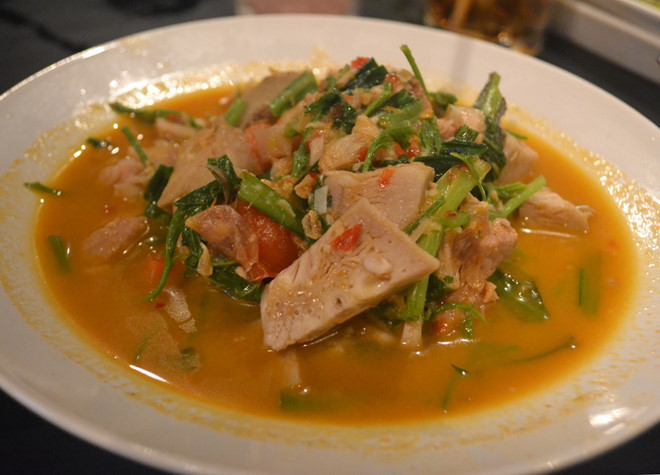 Thông thường, món Kaeng Khanun sẽ có nguyên liệu chính từ xơ mít và cà chua, cùng nhiều gia vị quen thuộc của Thái Lan tạo nên món cà ri thơm ngon, hấp dẫn, mang đủ các vị chua, cay, mặn, ngọt sẽ kích thích đầu lưỡi của bất kì thực khách nào. Ảnh: Internet.