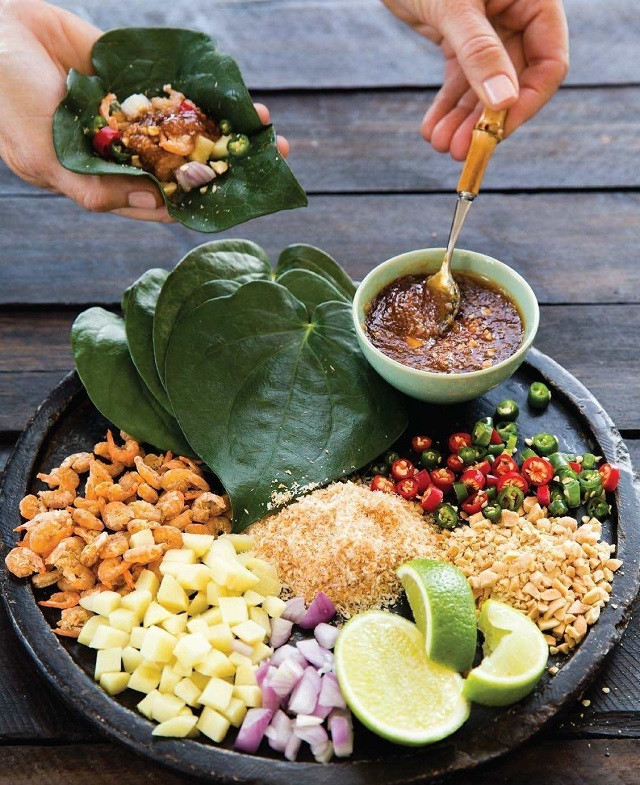 Du khách có thể tự chọn cho mình vị chua, cay, ngọt, mặn khác nhau. Khi ăn, chỉ cần lấy lá lốt và gói các nguyên liệu ưa thích như dứa, tôm khô, đậu phộng, ớt hiểm, hành, chanh, dừa… Điểm nhất của Miang Kham chính là nước sốt chua ngọt.