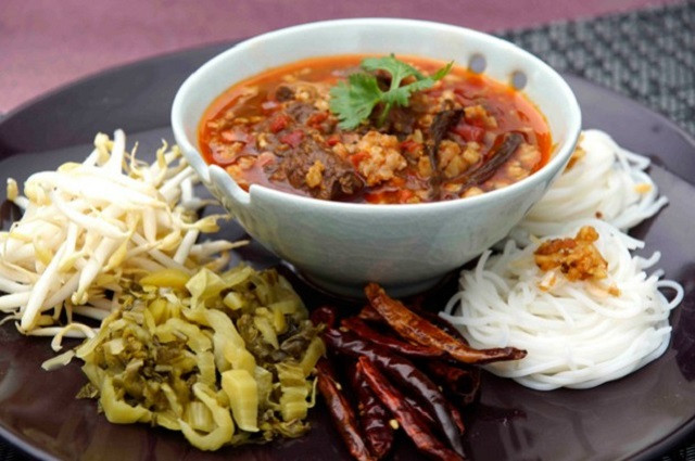 Khanom Jeen Nam Ngiao là một món ăn đường phố Chiang Mai khá phổ biến được kết hợp giữa bún tươi và nước cà chua cay truyền thống.