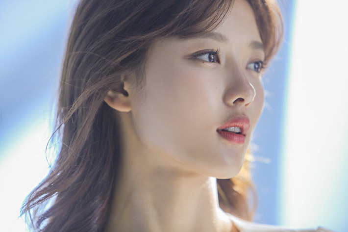 Vẻ đẹp tự nhiên không qua phẫu thuật thẩm mỹ của Kim Yoo Jung được xem là "của hiếm". Cô cao 1,64 m, mắt to và nụ cười rạng rỡ.
