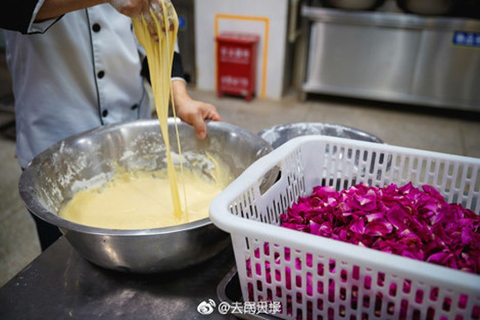 Những đầu bếp trong căng tin đã hái những bông hoa hồng khi chúng sắp tàn, sau đó rửa sạch và chế biến thành món cánh hoa hồng chiên giòn.