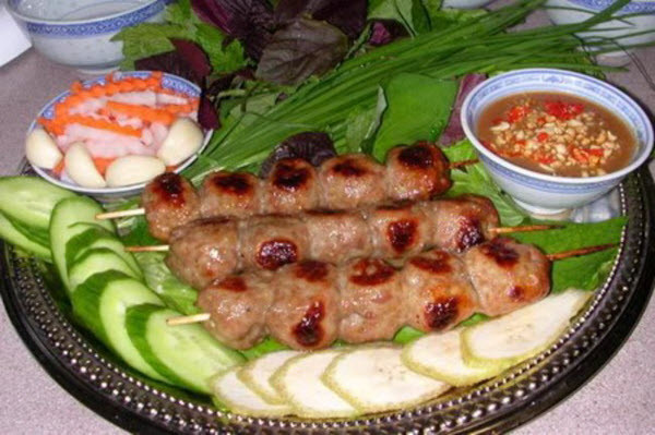 Nem nướng Cái Răng ngon hàng đầu bởi được làm từ thịt lợn tươi, quết dẻo rồi vo tròn chờ nướng trên than hồng. Sau đó, đem từng viên nem tròn trĩnh được xâu bởi thanh tre chuốt nhỏ, đem nướng khéo léo đến vàng rượm.