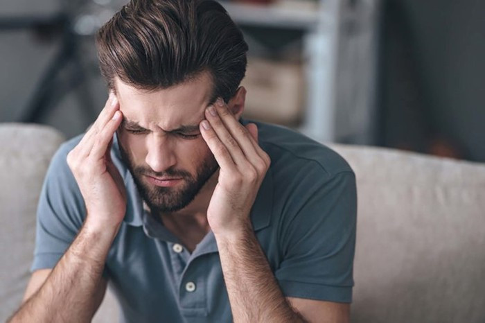 Nhức đầu mãn tính: Đau đầu liên tục không dứt có thể là dấu hiệu của khối u não, gây đau bằng cách nhấn vào dây thần kinh. Hãy đi khám ngay nếu có dấu hiệu này. Ảnh: Shutterstock.