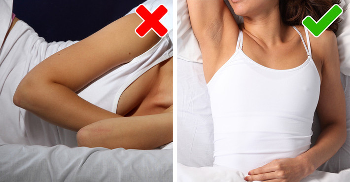 Nằm thẳng khi ngủ: Thói quen nằm ngủ nghiêng hay nằm sấp là nguyên nhân chính gây ra nếp nhăn ở ngực. Tốt nhất, bạn nên nằm ngửa khi ngủ để giúp giảm hình thành nếp nhăn và ngăn ngực chảy xệ. Để hình thành thói quen nằm ngửa khi ngủ, bạn có thể kê hai chiếc gối mỏng bên cạnh vai hoặc đặt một chiếc gối dưới đầu gối.