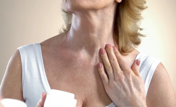 Massage ngực thường xuyên: Cũng giống như da mặt, cần được massage để tăng độ đàn hồi, nâng cơ, chống chảy xệ, vùng da ngực cũng vậy. Bạn có thể dành vài phút sau khi thoa kem dưỡng massage vùng da ngực mỗi tối. Thường xuyên massage sẽ giúp giảm nếp nhăn vùng ngực.
