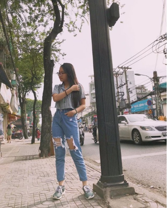 Khi thì cô bé trông bụi bặm, cá tính với áo sơ mi và quần jean rách.