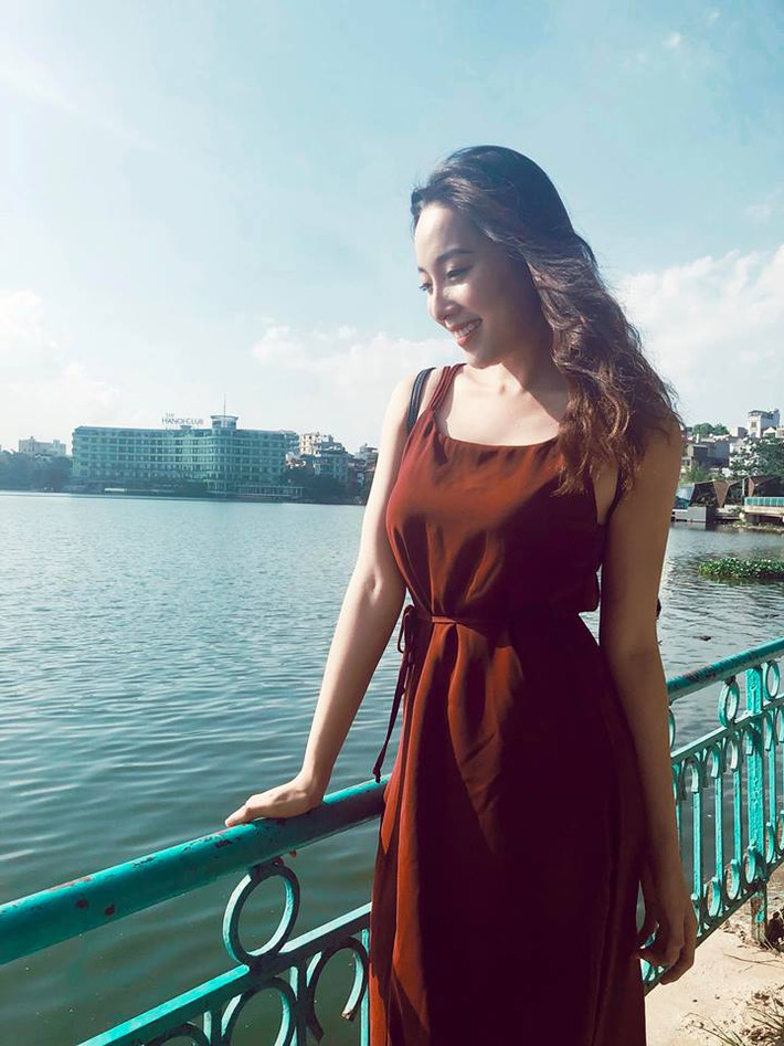 Kiểu váy hai dây được cô nàng chọn trong những dịp đi chơi cùng bạn bè.
