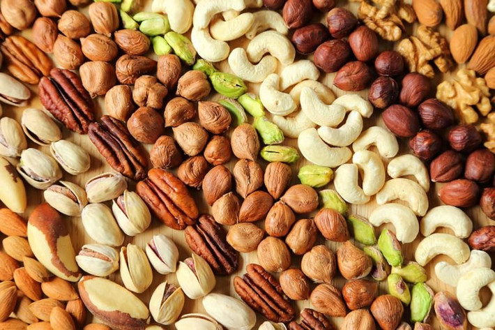 Các loại hạt: Chuyên gia dinh dưỡng cho rằng các loại hạt cung cấp protein từ thực vật, chất béo có lợi cho tim và chất xơ để giữ cho bạn cảm thấy no lâu. Đây là thực phẩm chuyên gia dinh dưỡng thường ăn hàng ngày bởi chúng có nhiều lợi ích cho sức khỏe như duy trì cân nặng khỏe mạnh và giảm các yếu tố nguy cơ mắc bệnh tim.