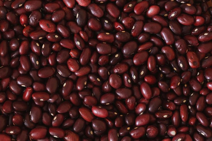 Các loại đậu không chỉ giàu chất xơ, chúng còn giàu protein từ thực vật. Các nhà dinh dưỡng thích thêm đậu đỏ, đậu lăng và đậu xanh (gọi chung là đậu) vào bữa ăn mỗi ngày vì chúng chứa nhiều loại vitamin và khoáng chất bao gồm vitamin B, sắt và kẽm.