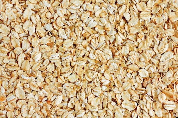 Yến mạch giàu chất xơ, giúp giảm mức cholesterol LDL không lành mạnh, tốt cho sức khỏe tim mạch.