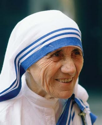 Mẹ Teresa là nữ tu sĩ đã dành cả cuộc đời cống hiến và hi sinh cho người nghèo, bệnh tật ở Ấn Độ. Bà được trao giải thưởng Nobel Hòa bình năm 1979.
