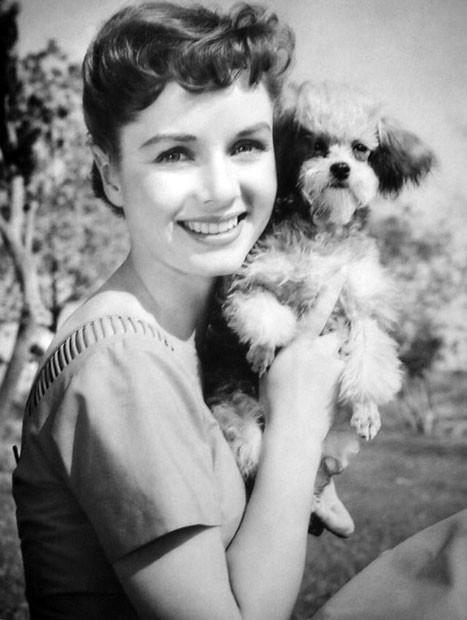 Những người nổi tiếng sinh ngày 1/4: Lon Chaney, Debbie Reynolds (trong ảnh), Hannah Spearritt, Sam Huntington, Tavares Cherry...