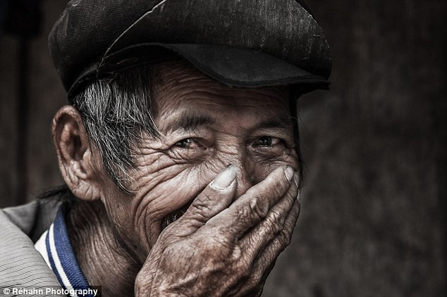 Sinh năm 1979 tại Normandy, Pháp, nhiếp ảnh gia Réhahn rất thích rong ruổi, du lịch khắp mọi miền Việt Nam trên chiếc xe máy của mình. Cho đến nay, ông đã chụp được hơn 40.000 bức ảnh về đất nước - con người dải đất hình chữ S.