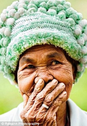 Ông Réhahn thích nhất là chụp ảnh người già và trẻ em Việt Nam.
